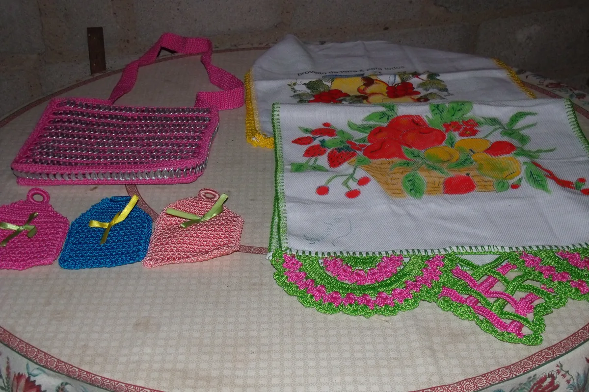 Peças de artesanato do grupo Mão de Fada: crochê, cestaria de jornal e panos bordados