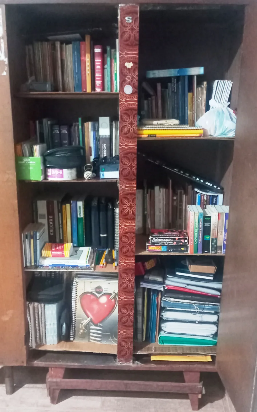 Estante de madeira com o acervo da Biblioteca Comunitária de Cachoeira