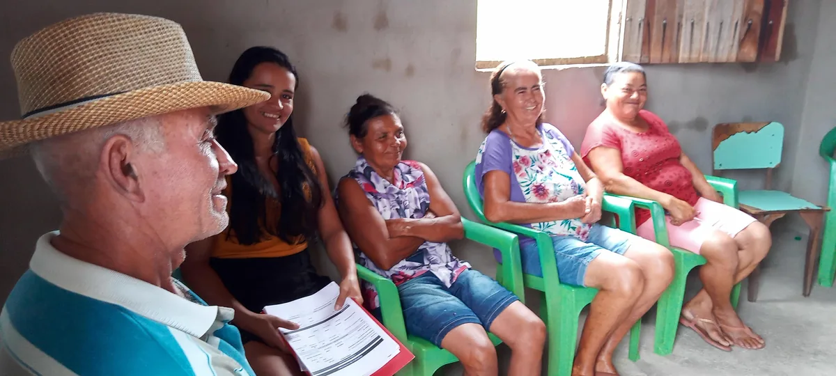Associados do NCS conversando durante uma assembleia geral no Povoado Cachoeira