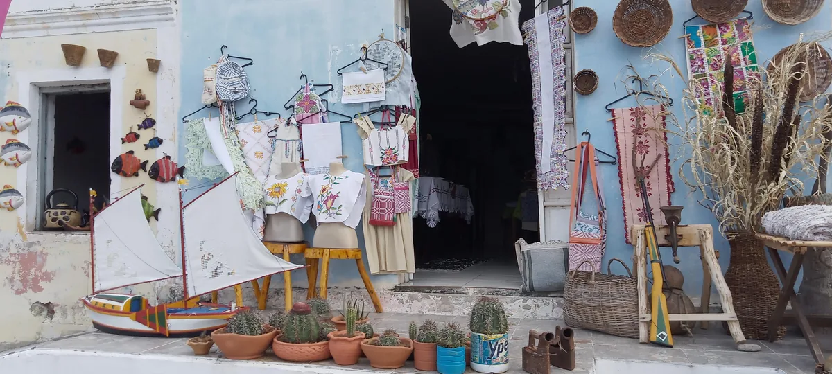 Espaço de artesanato visitado durante o intercâmbio cultural, com cestaria e bordados expostos