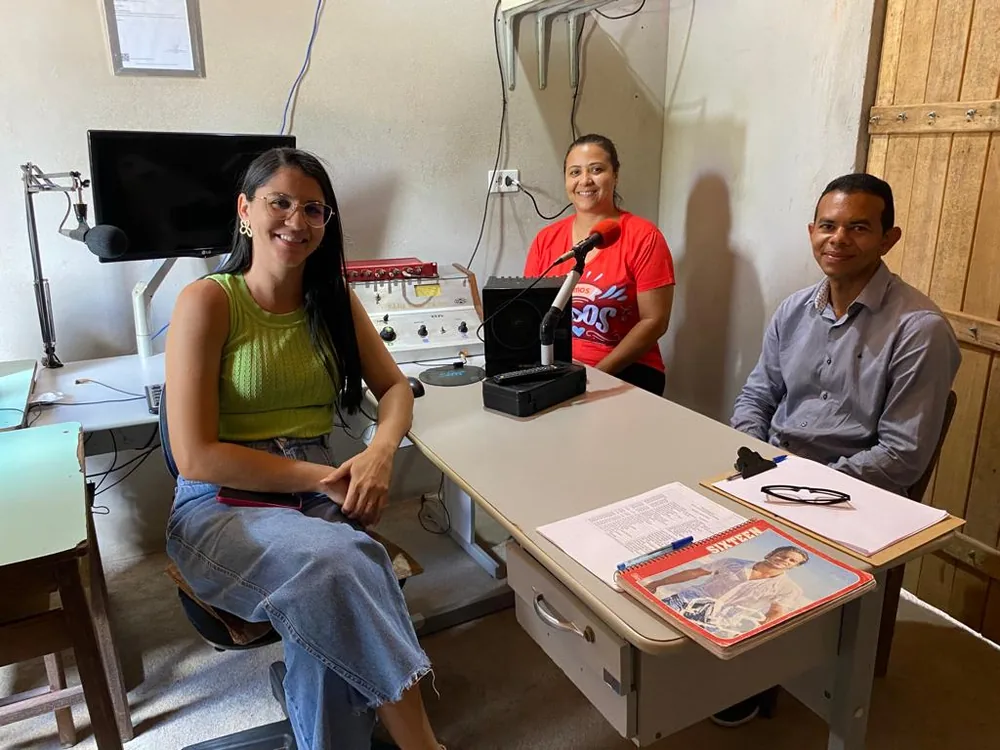 Entrevista no estúdio da Rádio Rural FM Web, com três participantes em torno da mesa de som